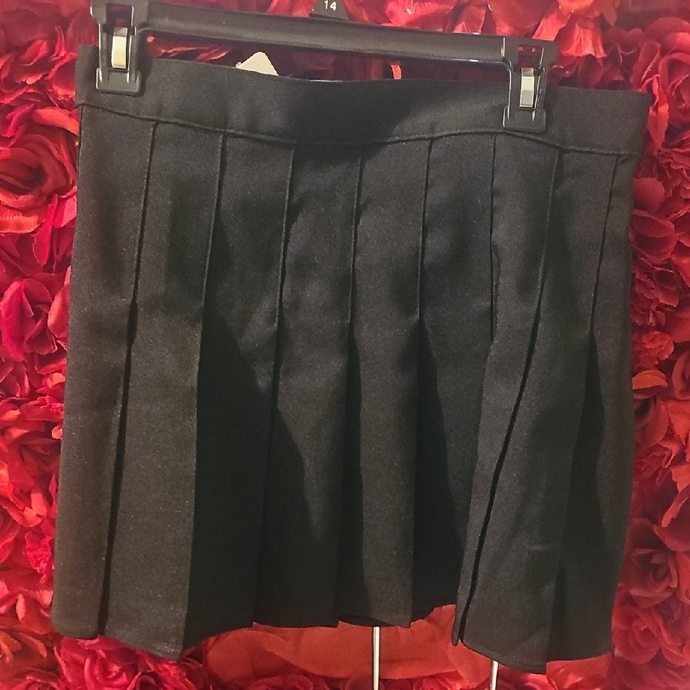 Women's NWT Elegant Black Pleated Skirt Size Xlarge